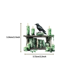 Détail d'autocollant corbeau aquarelle et livres gothiques avec dimensions 5,34x5,72 cm