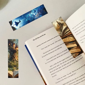 Gedetailleerde close-up van fantasy kunst boekenleggers met hemel- en bosterhema's