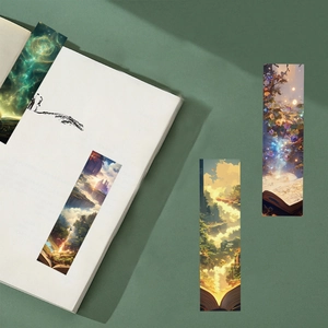 Detailweergave van vier fantasie bladwijzers met nevel- en boskunst op een open boek