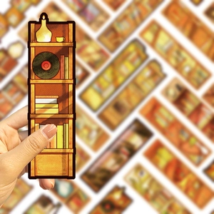 Detail van een creatieve boekenplank bladwijzer met vintage vinylplaten en gekleurde boeken