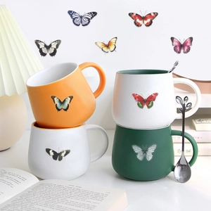 Détails de tasses en céramique à motif papillon et cuillères décoratives