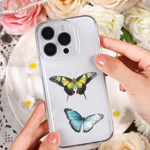 Vue détaillée de la coque iPhone transparente avec motifs de papillons et protection caméra