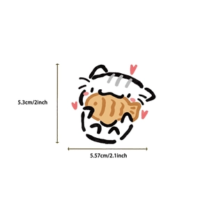 Détail d'un autocollant chat mangeant du poisson avec dimensions et petits cœurs
