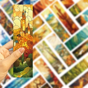 Primer plano de marcador de libros estilo vitral con castillo y bosque colorido al atardecer