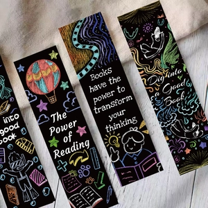 Lot de marque-pages créatifs style craie avec citations sur fond de bois naturel