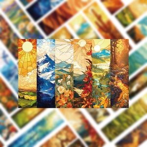 Detalle de marcadores de vitrales con paisajes de sol, montañas y prados naturales