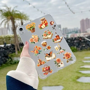 Dettaglio custodia trasparente per iPad con motivi floreali autunnali e angoli rinforzati