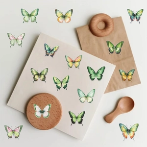 Vue à plat de stickers papillons en PET imperméables style aquarelle sur papier kraft