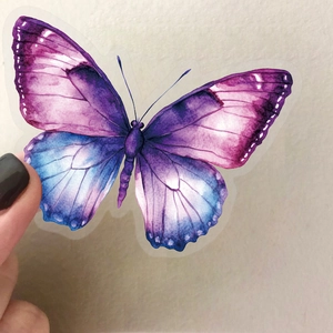 Gros plan d'un autocollant papillon en PET transparent avec dégradé de couleur bleu-violet