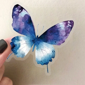 Détail d'un autocollant papillon aquarelle bleu et violet avec des bordures transparentes