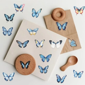 Vue à plat d'autocollants papillons réalistes et étanches pour scrapbooking