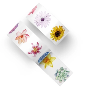 Dettaglio di nastro washi decorativo con motivi ad acquerello di girasoli e fiori