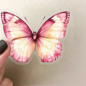 Gros plan d'un autocollant papillon aquarelle transparent avec dégradé rose et jaune