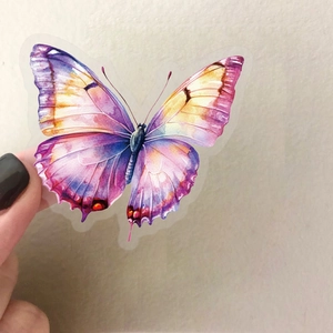 Gros plan d'un autocollant papillon aquarelle translucide avec des dégradés de couleurs