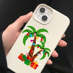 Détail de la coque iPhone thème Noël Hawaï avec des palmiers et des cadeaux