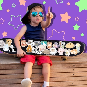 Adesivi per animali a cartoni animati su uno skateboard con panda e leoni