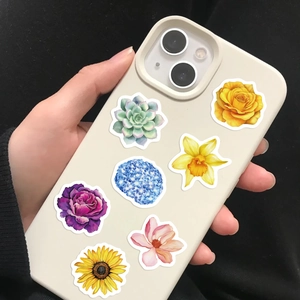 Dettaglio di adesivi floreali su una cover per telefono con rose e girasoli