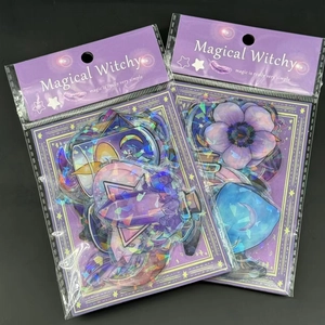 Close-up van magische holografische stickers met bloem- en maanmotieven in PET-verpakking