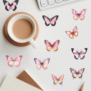Mise à plat de stickers papillons en PET imperméables colorés sur un bureau blanc