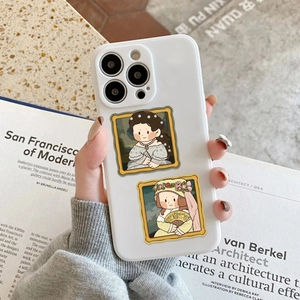 Détail de la coque iPhone blanche avec portraits d'art classique de style dessin animé