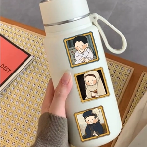 Autocollants de peintures à l'huile classiques sur une gourde blanche tenue par une main