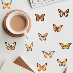 Pack de 50 autocollants papillons colorés transparents sur bureau avec ordinateur