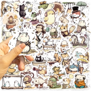 Gros plan d'une main tenant un autocollant d'animal de forêt d'un ensemble de 50 stickers