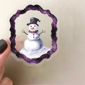 Detail van ronde sneeuwpop sticker met paarse glitter rand en transparant PET materiaal