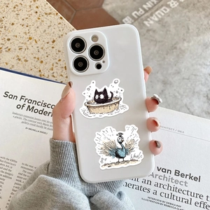 Détail de stickers animaux imperméables sur coque de téléphone blanche avec chat et paon