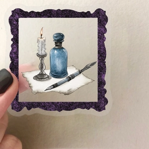 Detail van een paarse glitterframe sticker met handgetekende kaars en inktpotje op folie