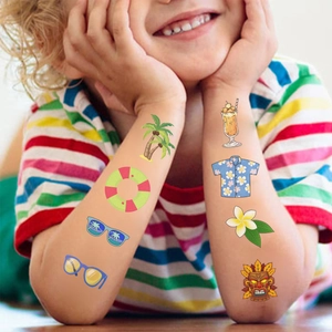 Enfant portant des tatouages temporaires d'été hawaïens avec palmiers et lunettes