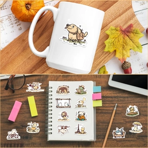 Autocollants d'animaux mignons dessinés à la main sur une tasse et un carnet blancs
