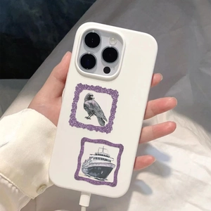 Detail van ivoorkleurig iPhone-hoesje met paarse glitterframes en artistieke prints