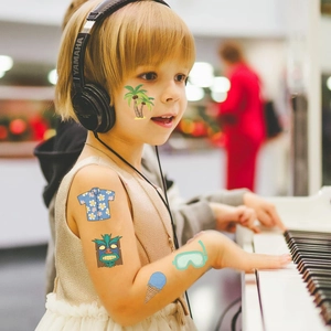 Vue détaillée des tatouages temporaires d'été Hawaii pour enfants sur la peau
