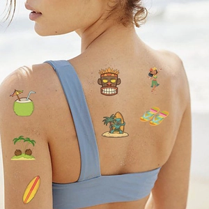 Tatouages temporaires hawaïens avec Tiki, planche de surf et motifs de fille hula