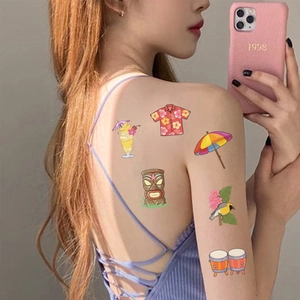 Tatouages temporaires série Hawaï avec masques Tiki et cocktails pour fêtes d'été
