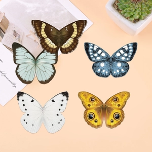 Juego de cinco marcapáginas magnéticos de mariposas de colores sobre fondo naranja suave