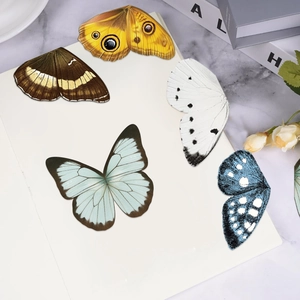 Juego de marcapáginas magnéticos de mariposas sobre fondo de mármol y libros