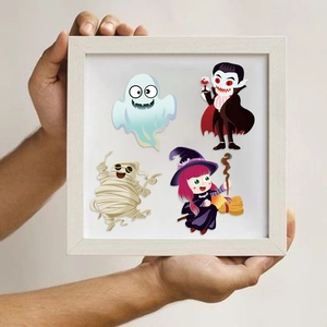 Nahaufnahme von DIY Halloween Stickern mit Geist und Hexe im quadratischen Rahmen