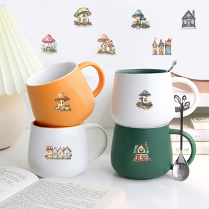 Lot de quatre tasses en céramique avec motifs maisons de champignons et cuillères