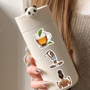 Gros plan d'un mug isotherme blanc avec couvercle panda et autocollants de fitness rose