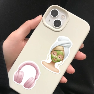 Gros plan d'une coque iPhone beige avec motif fille cartoon et casque rose