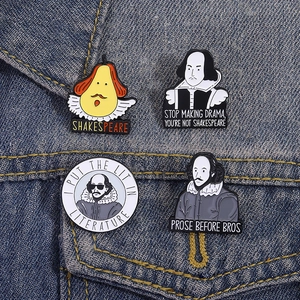 Shakespeare Emaille-Pins-Set auf Jeansjacke mit humorvollen Literatur-Sprüchen