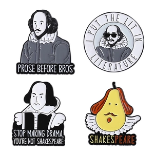 Lot de quatre pin's émaillés Shakespeare avec des portraits humoristiques