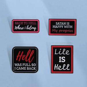 Broche en Émail Style Sombre Avec Citations Anglaises Satan Is Happy With My Progress Hell Was Full Badge en Alliage de Zinc Bijoux