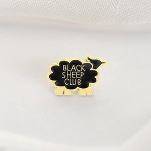 Badge créatif en émail Black Sheep Club en métal doré et noir pour style urbain