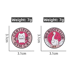 Detailansicht der 3,1 cm Gym Cat und Gans Emaille-Pins mit Gewichts- und Größenangaben