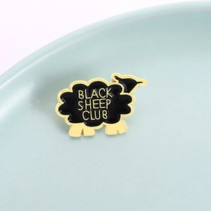 Pin's en émail Black Sheep Club avec motif animal mignon et détails jaunes