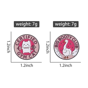 Détail des épinglettes émaillées chat et oie de 3cm avec poids et dimensions indiqués