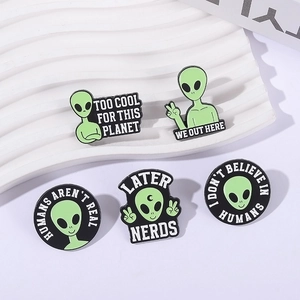 Set di 5 spille in smalto alieno verde con slogan divertenti su supporto bianco